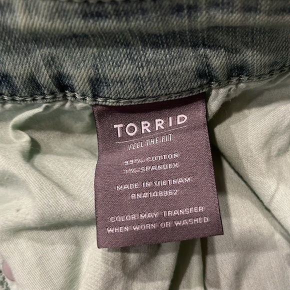NWT torrid women’s acid jade jean shorts size 22. - Picture 3 of 10